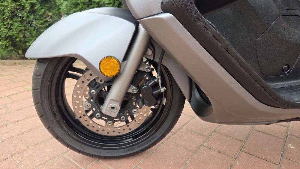 Suzuki Burgman 650, maxiscuter  (Honda Forza, Yamaha TMax, Kimko)