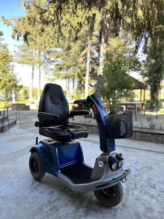Електрически скутер за трудноподвижни хора и инвалиди