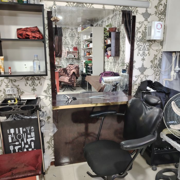 Продаётся НЕДОРОГО Зеркала, кресло, полки, помощники