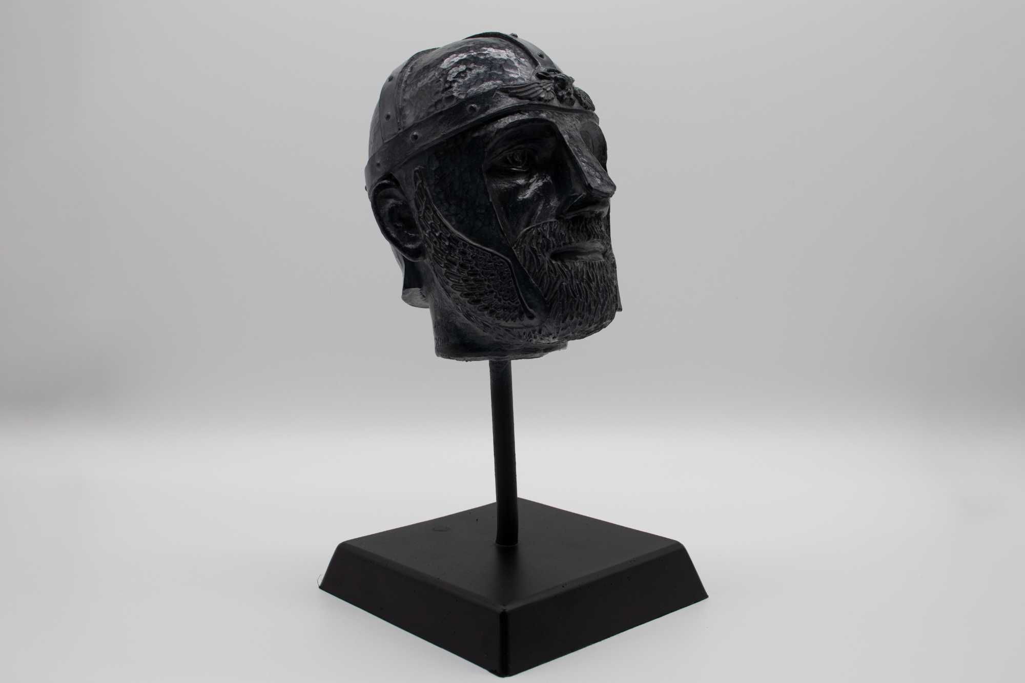 Изящно изработена глава на Лейф Ериксон, от мрамор с гравиран автограф