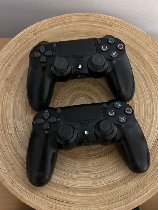 Vand PS4, 2 manete si 8 jocuri