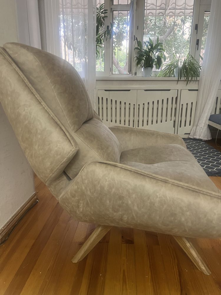 Современное дизайнерское кресло в стиле mid-century