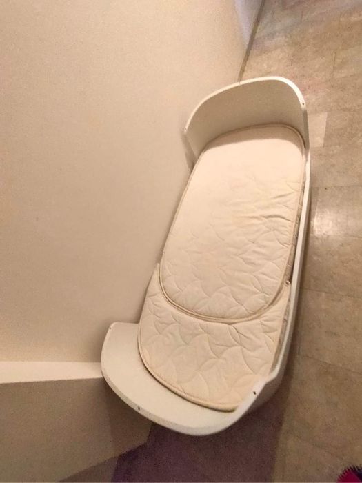 Vând pătuț Leander lemn  original,cu saltea bambus+husă impermeabilă