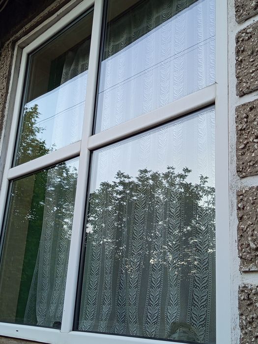 Професионално почистване на прозорци и витрини