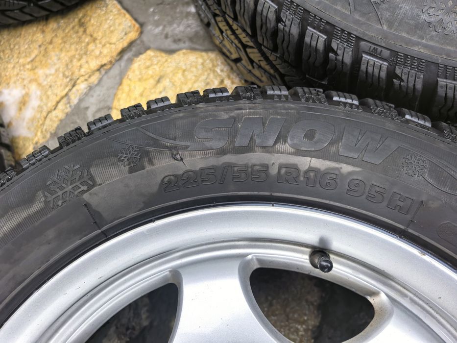 Продавам запазени зимни гуми комплект с джанти DOT21 KORMORAN 225/55 R