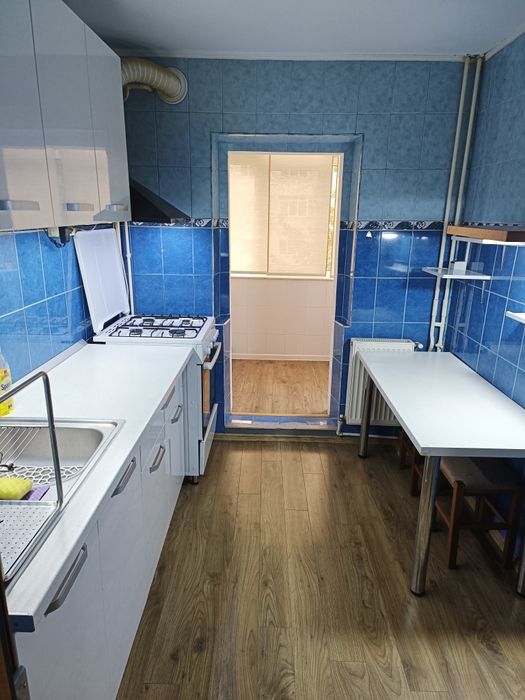 Închiriez apartament 3 camere.
