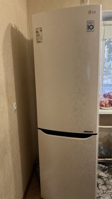 Продается холодильник LG надо только поменять мотор