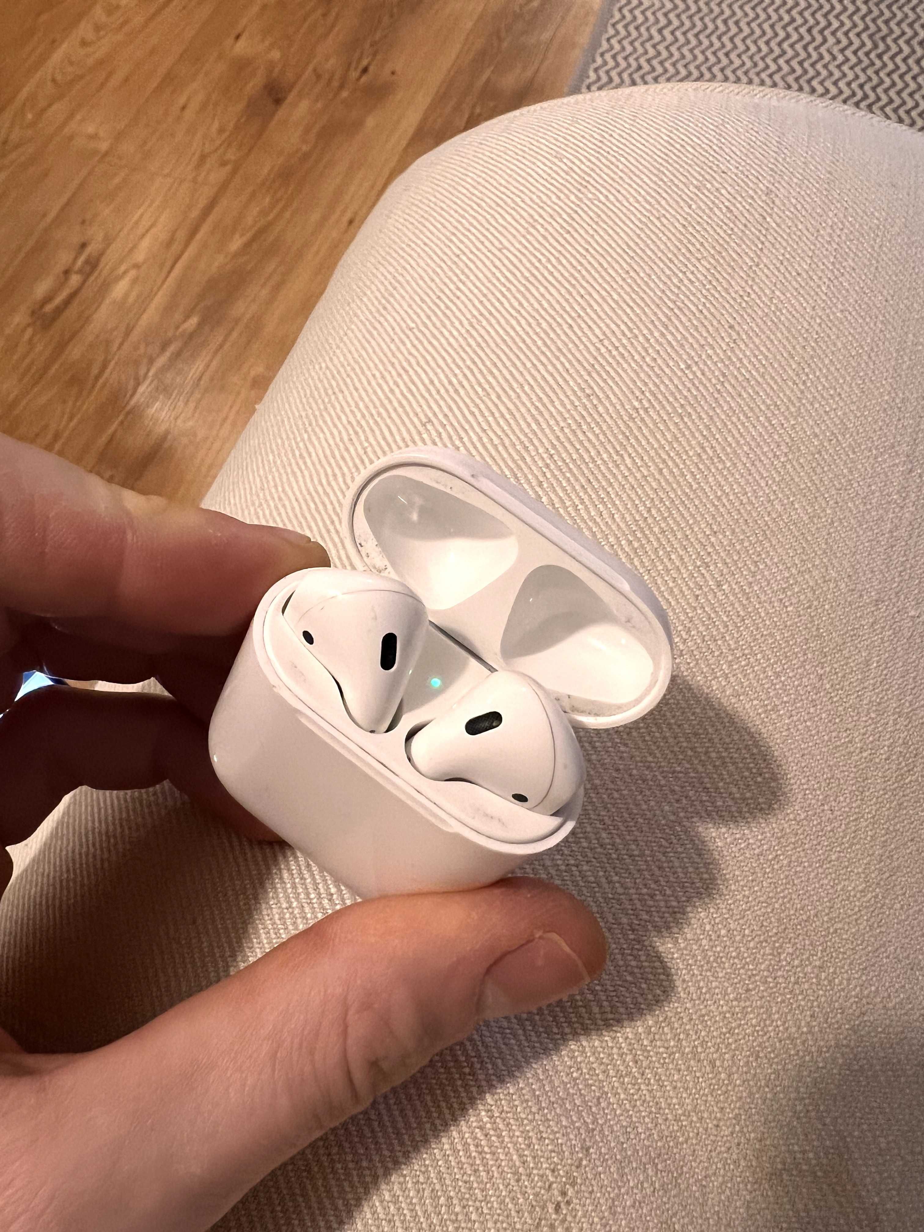 Apple Airpods 2. Căștile potrivite necesită reparații