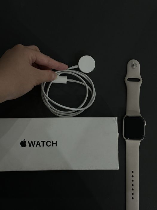 Apple Watch SE (2 поколение) 40mm Starlight — отличное состояние!