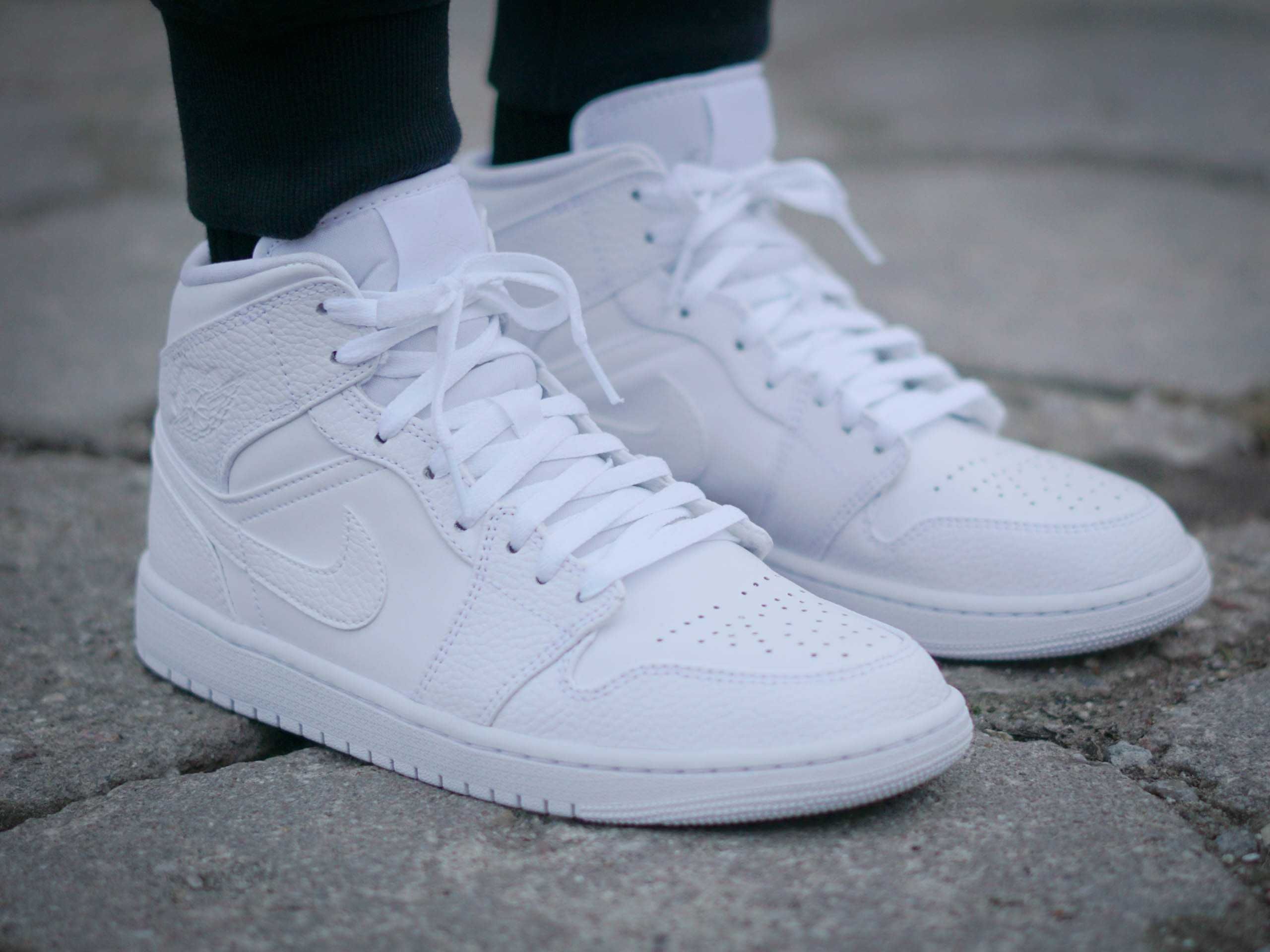 НОВИ Nike Air Jordan 1 Mid Triple White ОРИГИНАЛ мъжки маратонки 45,5