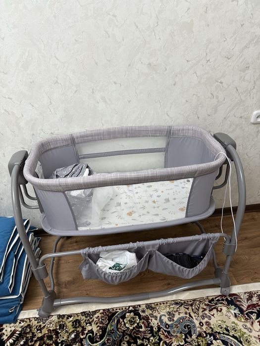 Детская кроватка манеж,подходит для маленьких детей,есть автокачалка
