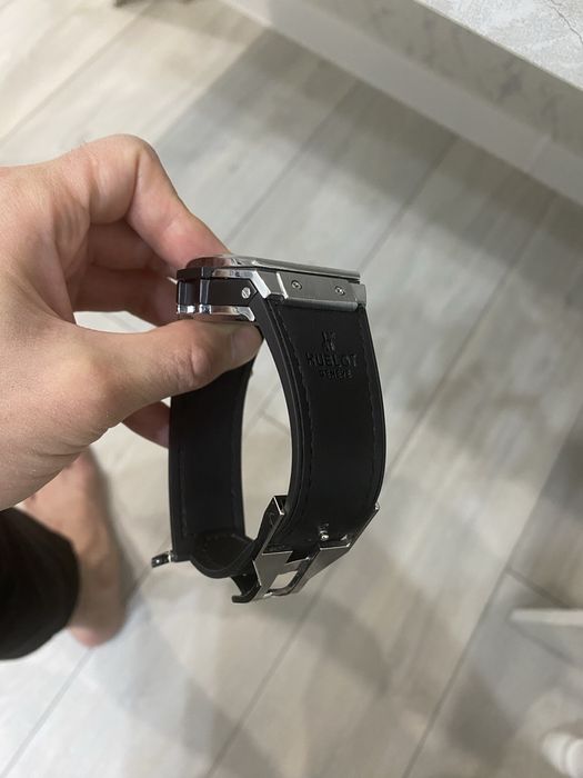 Продам часы Hublot в отличном состоянии.