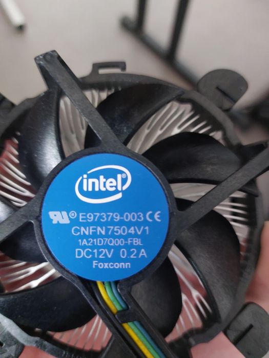 воздушный кулер для центрального процессора (CPU) от компании Intel.