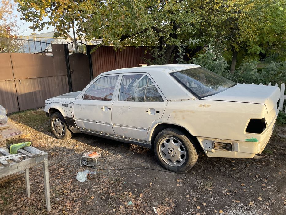 124-й Mercedes есть детали привозные коробка автомат