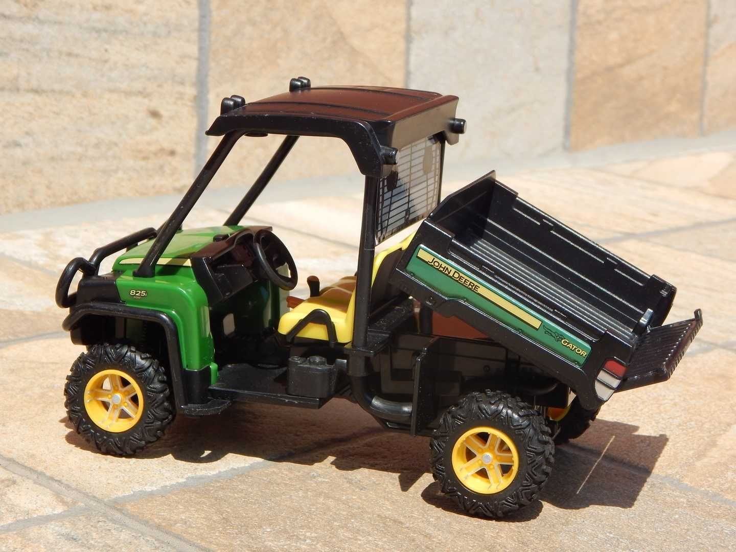 Macheta ATV Quad John Deere Gator Big Farm 825i XUV sc 1:16 cu lumini