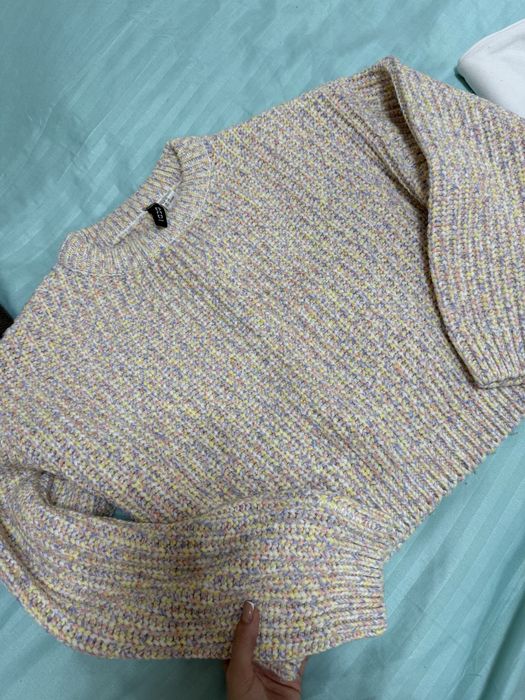 Правя разпродажба на нови и запазени дрехи.