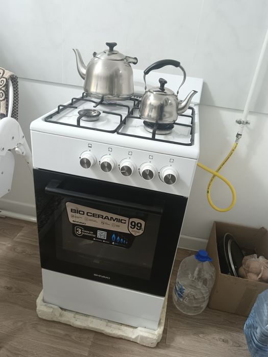 Кухонный гарнитур 15тыс. Газ плита 25тыс.