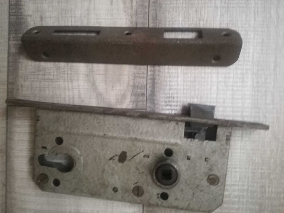 Продавам българска брава за входна врата-Метал