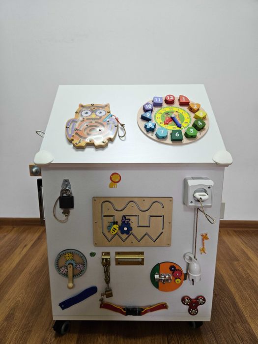 Busy House Montessori jucarie interactiva/casuta din lemn busy board