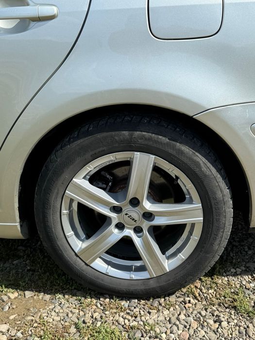 Toyota Avensis.