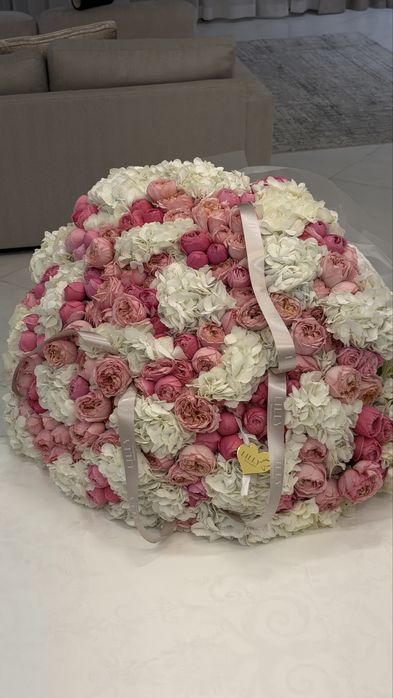 Продаю большой букет – розы + гортензии