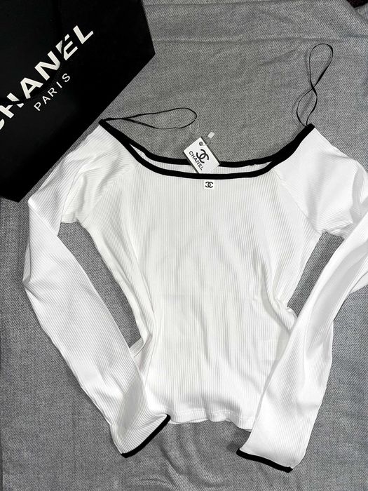 шанел бяла блуза тип лодка с голо паднало рамо с черно рипсена chanel