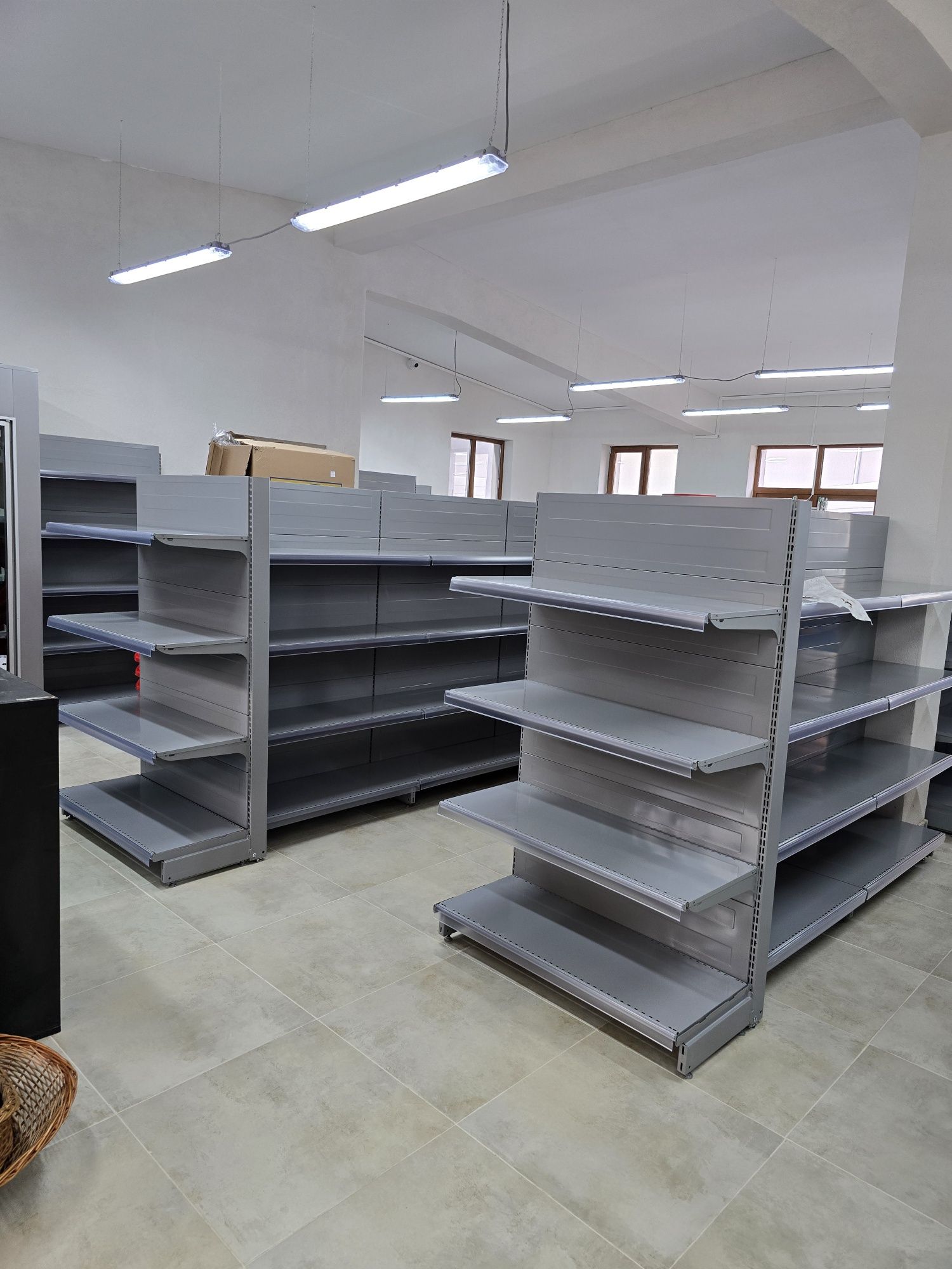 Lichidare stoc rafturi magazin noi