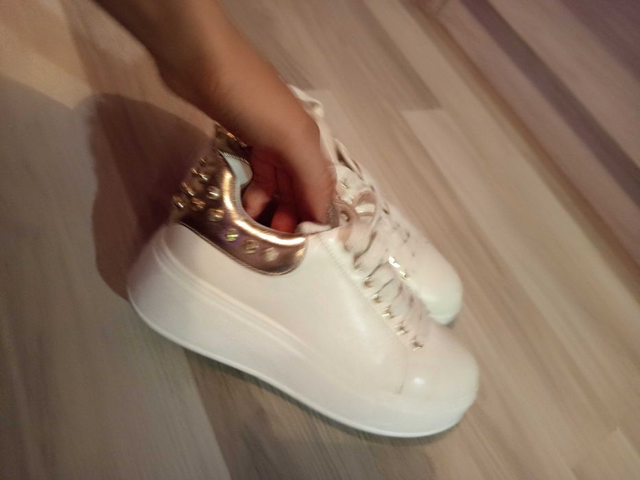 Бели дамски кецове