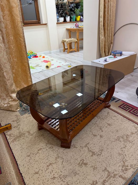 Журнальный стол из дерева и стекла