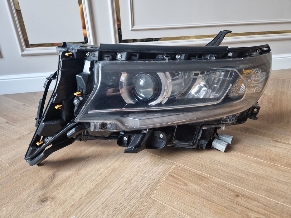 Продам левую фару от тойота прадо 150