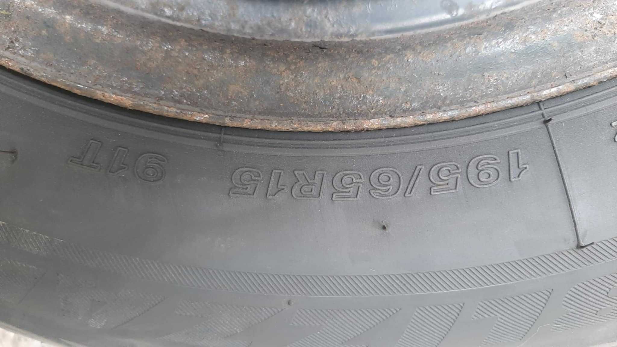 4 броя зимни гуми Бриджстоун с метални джанти с размер 195/65/R15 91Т.