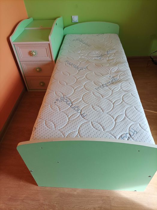 Креват  с матрак ,шкафче,детска кошара която става на бюро