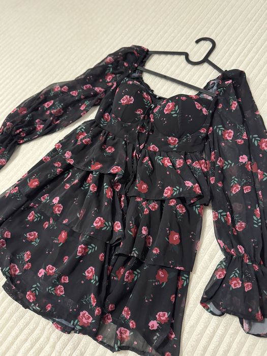 Елегантна ефирна рокля с цветя – като нова!