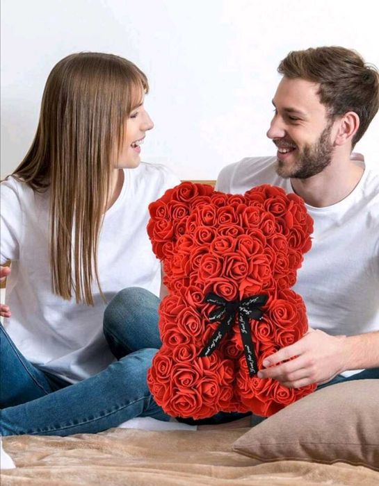 Мече от рози в кутия с панделка Луксозен подарък