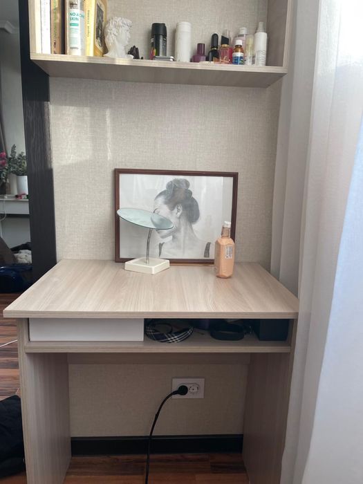 Стол письменный, навесная полка