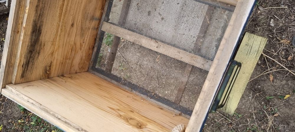Cutii stupi ,fund antivarroa cu cat de 3/4