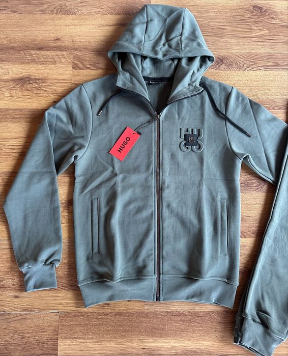 Мъжки,памучен,масленозелен екип Hugo BOSS с метално лого