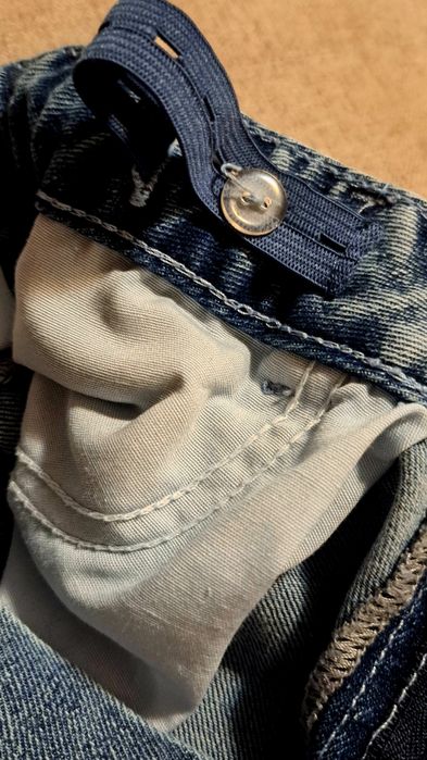 • Vând set 2 perechi de blugi, 140-146 cm •