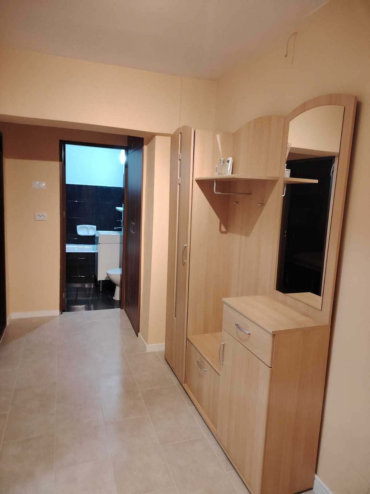 inchiriez apart. decomandat  2 camere-zona UM
