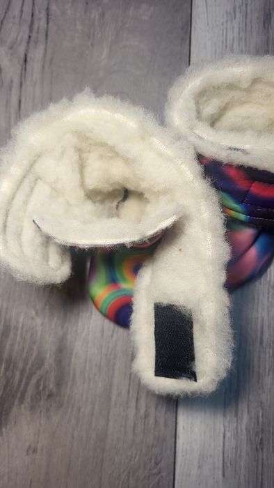 Botoșei babywearing cu lână în interior