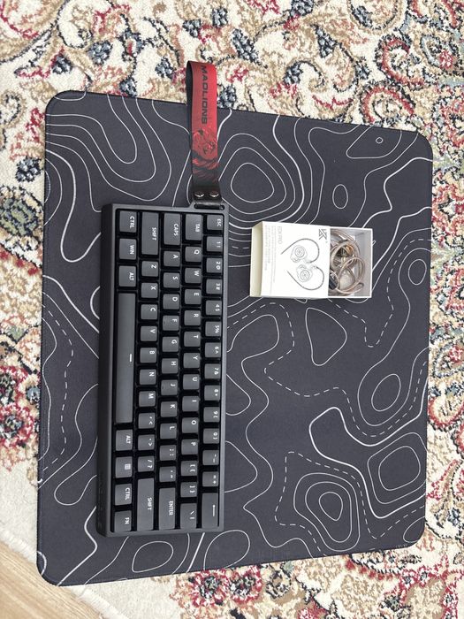 Наушник проводные и клава магнитка 60% и коврик красивый