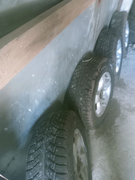 Продам резину R15 практически новая 100000