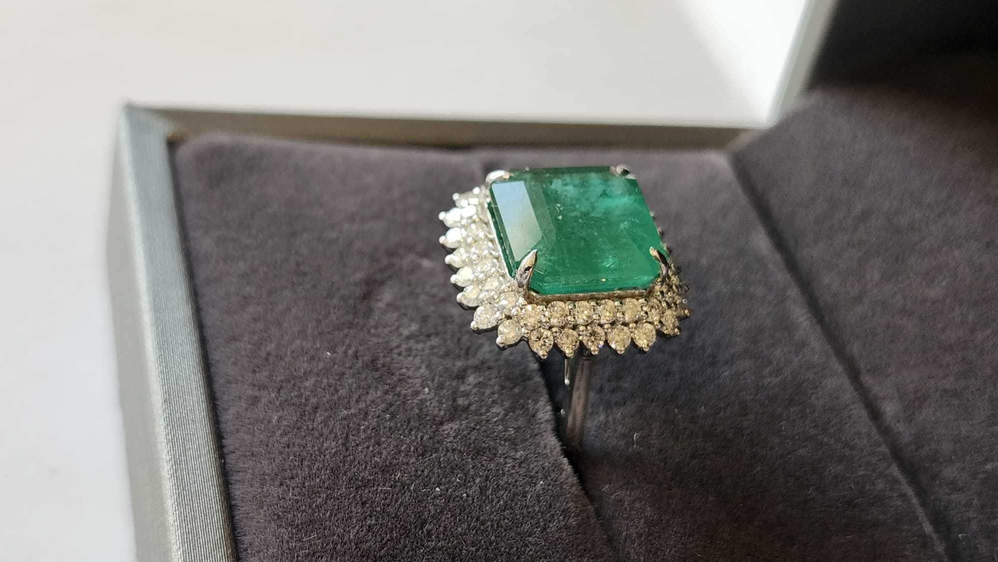 Inel aur alb 14K, smarald de 6.69 ct și 52 de diamante– certificat IGI