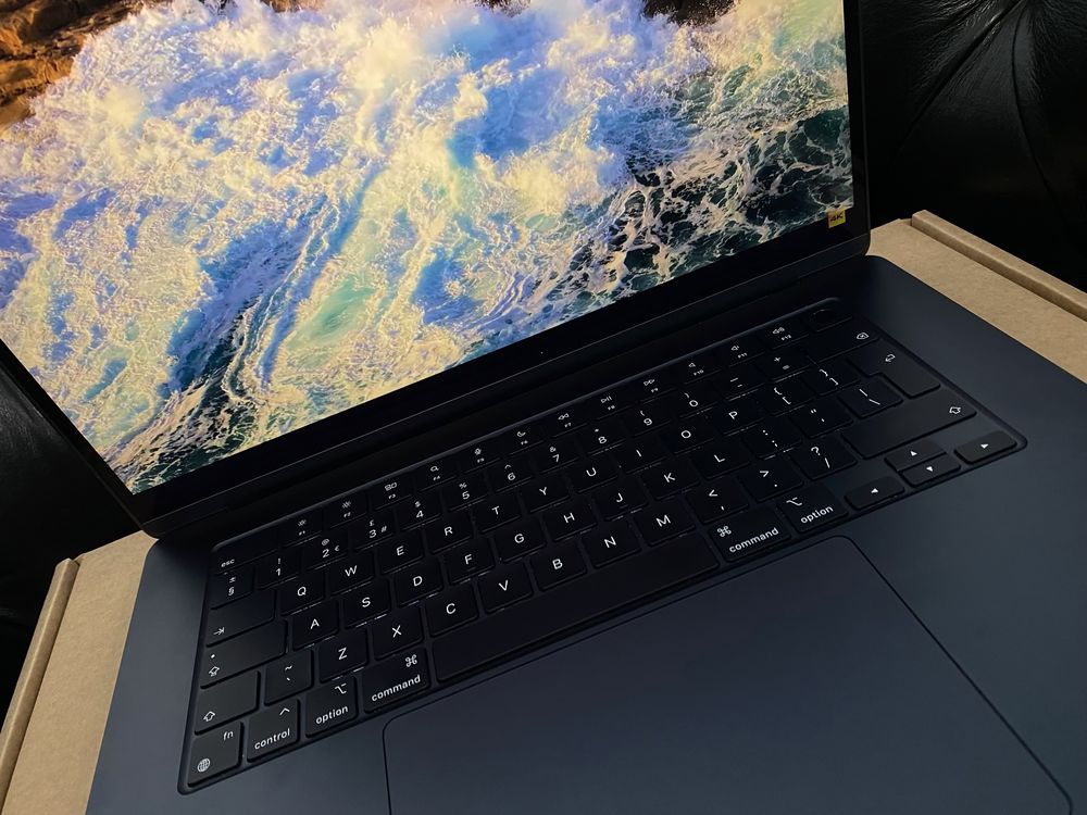 MacBook Air 15.3-inch/ M2 / 16 Gb RAM / 256 Gb / Midnight / Ca nou