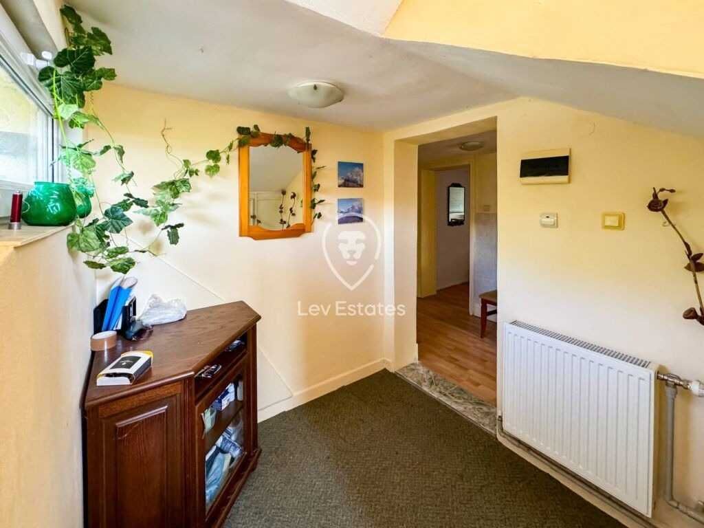 Двуетажна къща с басейн в град Камено, област Бургас