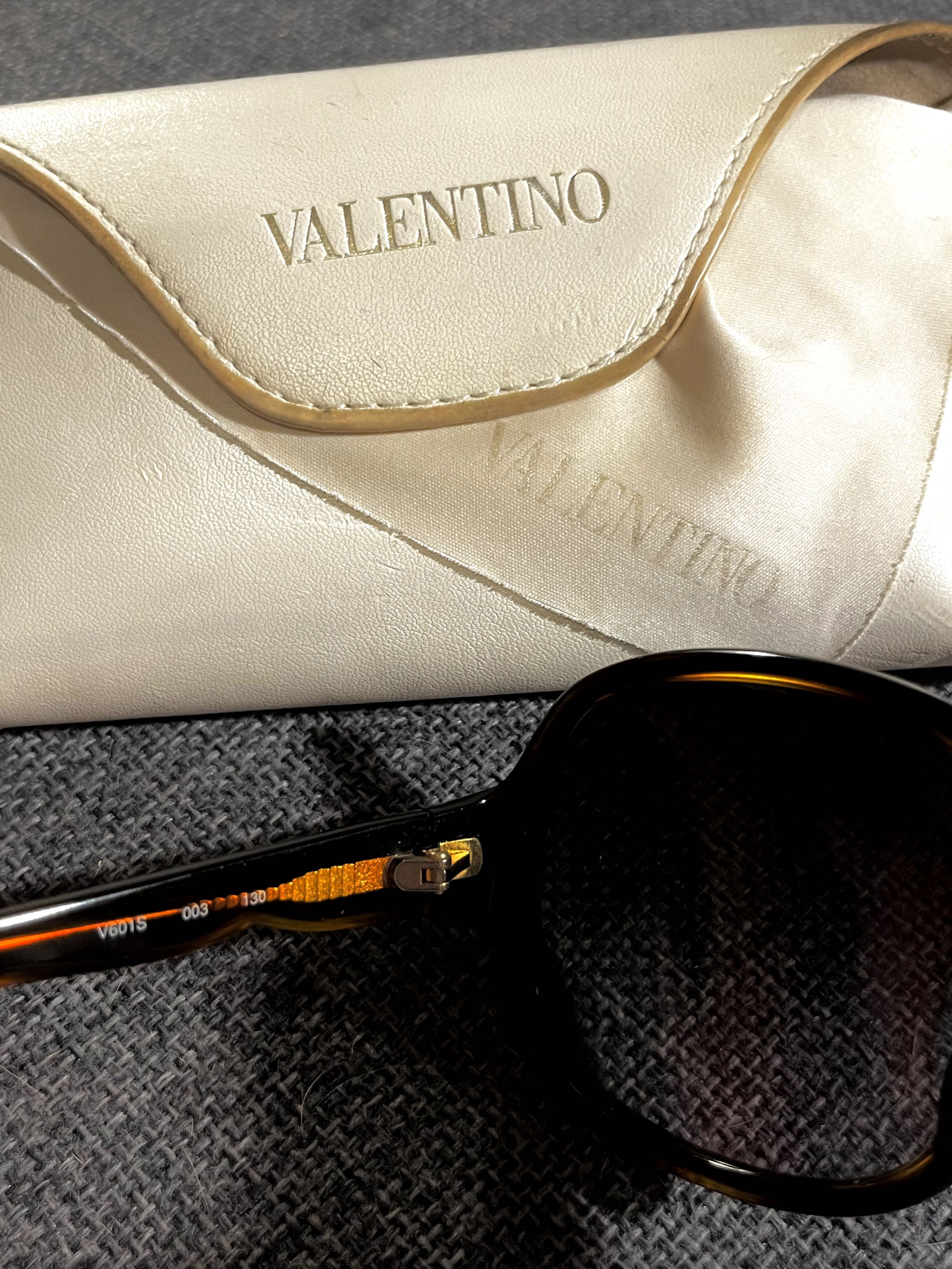 Слънчеви очила Valentino с оригинален кожен калъф