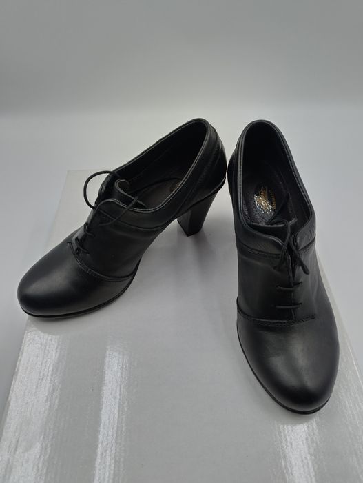 Елегантни дамски обувки от естествена кожа