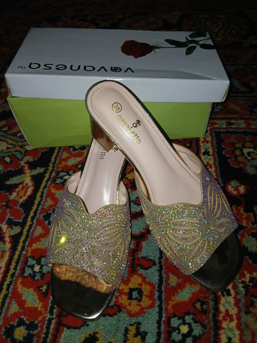 Обувь сотилади холати зур