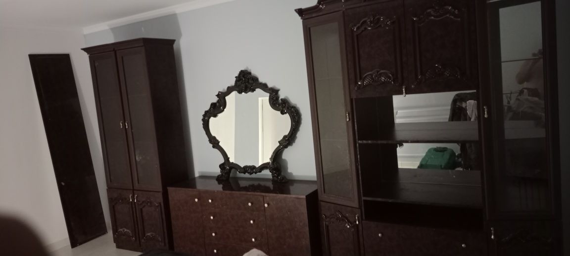 Продам спальный гарнитур и сервант