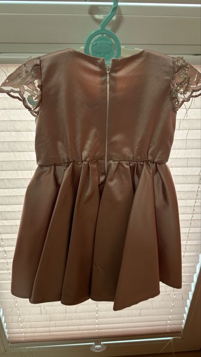 ПРОДАВАМ: Официални рокли за момиче (18-24 месеца) и връхна дрешка.